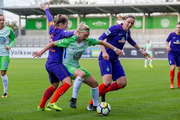 v.li.: Marie-Louise Eta (SV Werder Bremen, 6), Alexandra Popp (VfL Wolfsburg, 11) und Katharina Schiechtl (SV Werder Bremen, 9) im Dreikampf, Duell, duel, tackle, Fussball, Allianz Frauen-Bundesliga, VfL Wolfsburg - SV Werder Bremen,