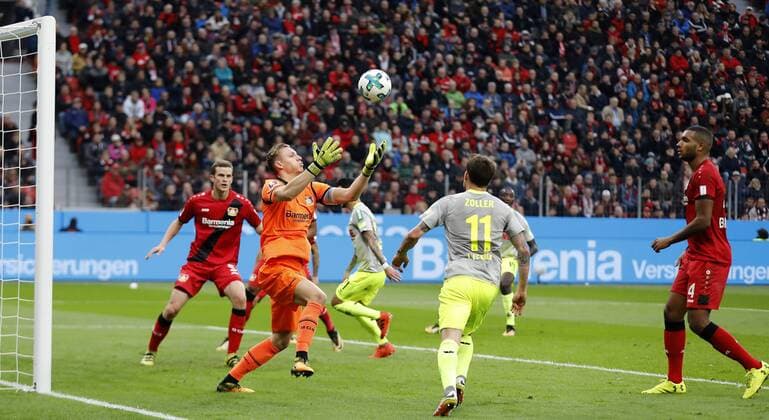 Leverkusen, Bayarena, 28.10.16: Torwart Bernd Leno (Bayer 04 Leverkusen) hat den Ball fest im Griff im Spiel der 1. Bundesliga zwischen Bayer 04 Leverkusen vs. 1.FC Köln in der Saison 2017 2018.