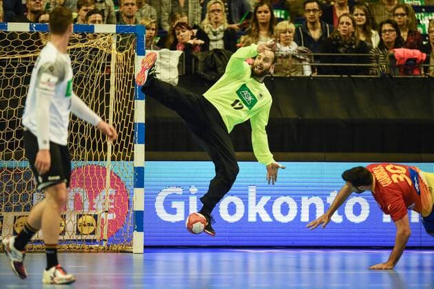Handball, Herren, Länderspiel in Berlin, Saison 2017 18, Deutschland - Spanien, TW Silvio Heinevetter (Nr. 12, Deutschland), Gedeon Guardiola Vilaplana (Nr. 30, Spanien), 29.10.17, Copyright: xMichaelxHundtx xMatthiasxKochx
