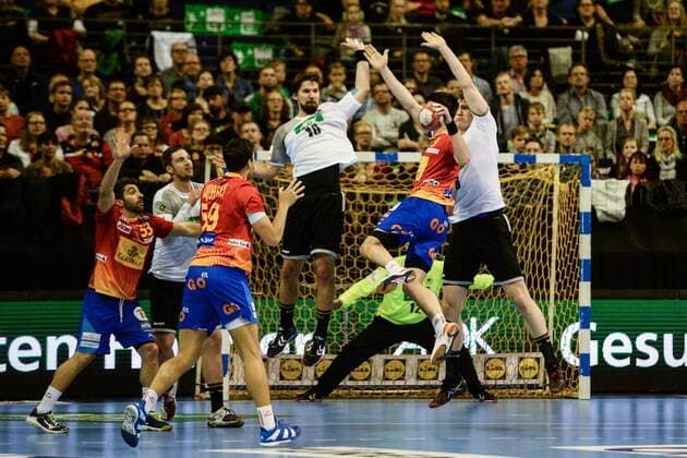 Handball, Herren, Länderspiel in Berlin, Saison 2017 18, Deutschland - Spanien, Daniel Dujschebaev Dobichaeva (Nr. 59, Spanien), Fabian Wiede (Nr. 10, Deutschland), Eduardo Gurbindo (Nr. 3, Spanien), TW Silvio Heinevetter (Nr. 12, Deutschland), Finn Lemke (Nr. 6, Deutschland), 29.10.17, Copyright: xMichaelxHundtx xMatthiasxKochx