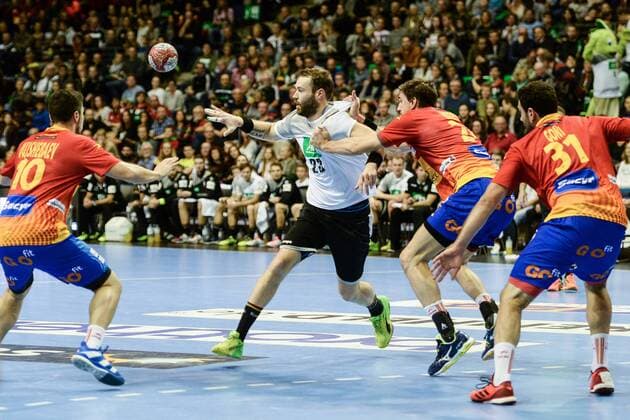 Handball, Herren, Länderspiel in Berlin, Saison 2017 18, Deutschland - Spanien, Alex Dujschebaev Dobichaeva (Nr. 10, Spanien), Steffen Fäth (Nr. 23, Deutschland), Viran Morros de Argila (Nr. 24, Spanien), 29.10.17, Copyright: xMichaelxHundtx xMatthiasxKochx
