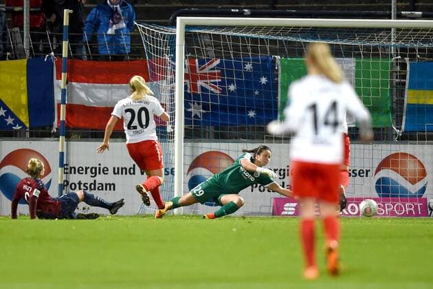 Fussball, Frauen, 1. Bundesliga, Saison 2017 18, 6. Spieltag, 1. FFC Turbine Potsdam - 1. FFC Frankfurt, Svenja Huth (Nr. 9, 1. FFC Turbine Potsdam) erzielt gegen TW Bryane Heaberlin (Nr. 29, 1. FFC Frankfurt) das Tor zum 1:0, 30.10.17, Copyright: xMichaelxHundtx xMatthiasxKochx