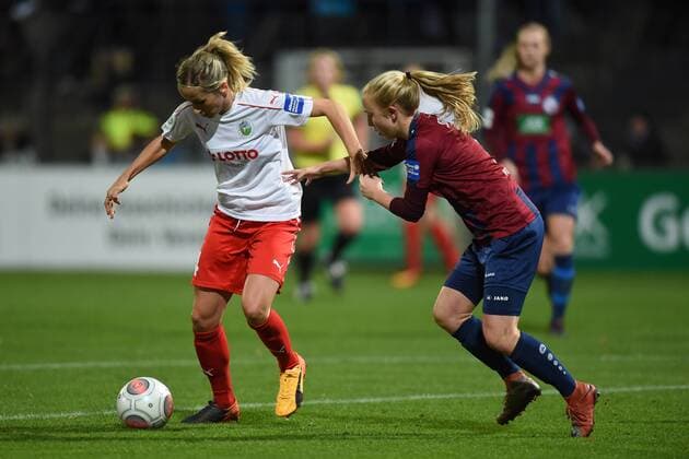 Fussball, Frauen, 1. Bundesliga, Saison 2017 18, 6. Spieltag, 1. FFC Turbine Potsdam - 1. FFC Frankfurt, Jackie Groenen (Nr. 14, 1. FFC Frankfurt), Caroline Siems (Nr. 3, 1. FFC Turbine Potsdam), 30.10.17, Copyright: xMichaelxHundtx xMatthiasxKochx