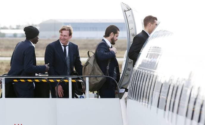 RB Leipzig Airport Champions League Leipzig, 31.10.2017, Flughafen Halle - Leipzig, Fussball, UEFA Champions League, Gruppe G, 4.Spieltag, FC Porto vs. RB Leipzig , RB Leipzig - Abflug der Mannschaft nach Porto. Im Bild v.l.: Teambetreuer Babacar N Diaye, Trainer Ralph Hasenhüttl Hasenhuettl und Teambetreuer Per Nilsson (alle RB Leipzig). ,