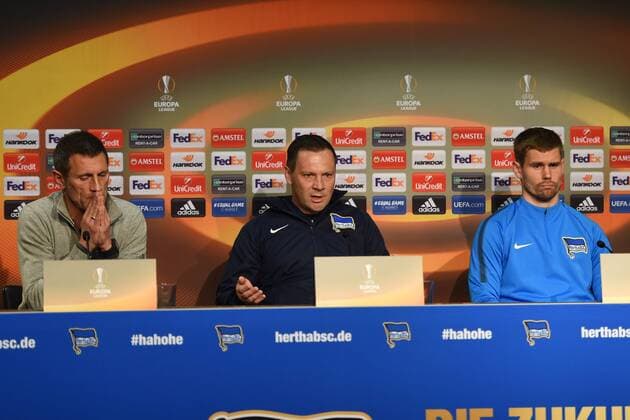 Fussball, Herren, 2017 18, Europa League, Hertha BSC, Pressekonferenz, Pressesprecher Max Jung (Hertha BSC), Cheftrainer Pal Dardai (Hertha BSC), TW Thomas Kraft (Nr. 1, Hertha BSC), 01.11.17, Copyright: xMichaelxHundtx xMatthiasxKochx