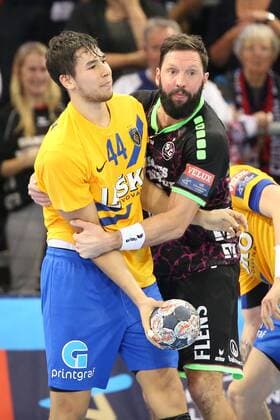 SG Flensburg-Handewitt - RK Celje Pivovarna Lasko, EHF Champions League; Flensburg, 01.11.17 Flensburg, 01.11.17, Handball, VELUX EHF Champions League, Saison 2017 2018, Gruppenphase, SG Flensburg-Handewitt - RK Celje Pivovarna Lasko : Abwehraktion Tobias Karlsson (SG Flensburg-Handewitt, 03), Daniel Dujshebaev (RK Celje Pivovarna Lasko, 44)