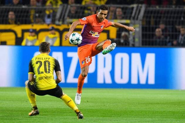 GER, UEFA CL, Borussia Dortmund (GER) vsÊApoel FC (CYP) 01.11.2017, Signal Iduna Park, Dortmund, Group stage, Gruppe H, GER, UEFA CL, Borussia Dortmund (GER) vsÊApoel FC (CYP), im Bild Zweikampf zwischen Maximilian Philipp ( 20 Dortmund) und Nuno Morais ( 26 Apoel)
