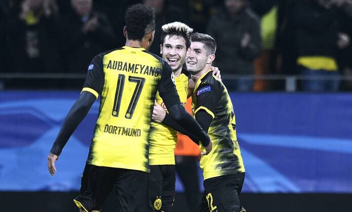 Fussball, UEFA Champions League, Herren, Saison 2017 2018, Gruppe H, 4. Spieltag, Signal Iduna Park Dortmund, Bor. Dortmund (gelb) - APOEL Nikosia (orange); Jubel Raphael Guerreiro (BVB) nach seinem Tor zum 1:0, zusammen mit Pierre-Emerick Aubameyang (BVB), Christian Pulisic (BVB). Jubel, Freude, Aktion.