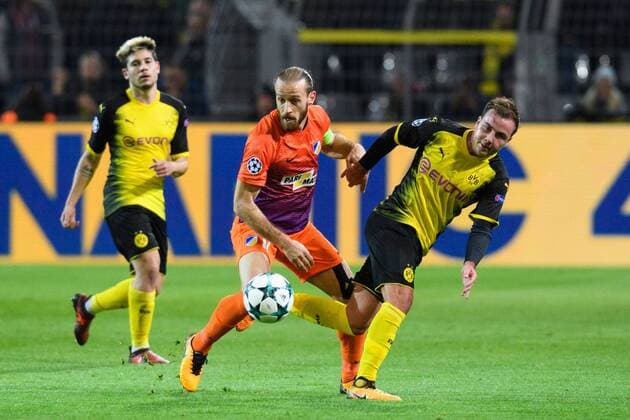 GER, UEFA CL, Borussia Dortmund (GER) vsÊApoel FC (CYP) 01.11.2017, Signal Iduna Park, Dortmund, Group stage, Gruppe H, GER, UEFA CL, Borussia Dortmund (GER) vsÊApoel FC (CYP), im Bild Zweikampf zwischen Nektarios Alexandrou ( 11 Apoel) und Mario Götze Goetze ( 10 Dortmund)