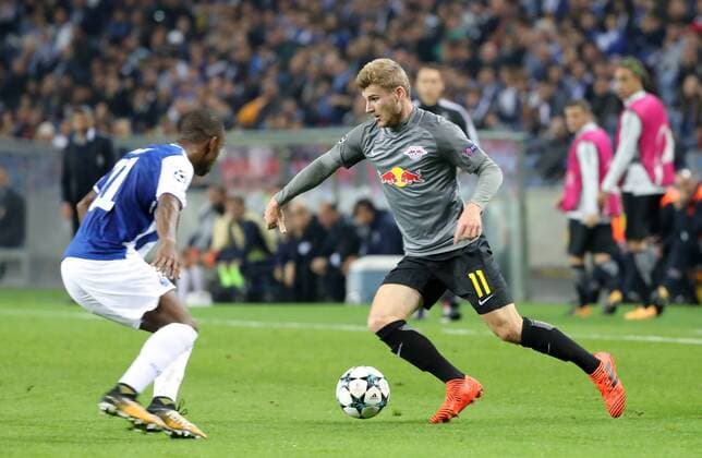 FC Porto - RB Leipzig Fussball Champions League Porto, 01.11.2017, Estadio do Dragao, Fussball, UEFA Champions League, Gruppe G, 4. Spieltag , FC Porto vs. RB Leipzig , Im Bild: Ricardo Pereira (21, Porto) und Timo Werner (11, Leipzig). ,