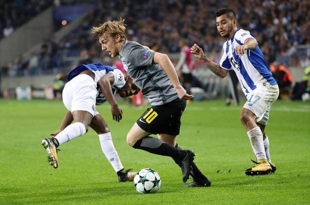 FC Porto - RB Leipzig Fussball Champions League Porto, 01.11.2017, Estadio do Dragao, Fussball, UEFA Champions League, Gruppe G, 4. Spieltag. FC Porto vs. RB Leipzig , Im Bild: Ricardo Pereira (21, Porto), Emil Forsberg (10, Leipzig) und Jesus Corona (17, Porto). ,