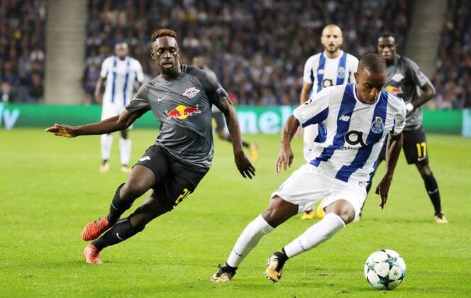 FC Porto - RB Leipzig Fussball Champions League Porto, 01.11.2017, Estadio do Dragao, Fussball, UEFA Champions League, Gruppe G, 4. Spieltag , FC Porto vs. RB Leipzig , Im Bild: Jean-Kevin Augustin (29, Leipzig) und Ricardo Pereira (21, Porto). ,