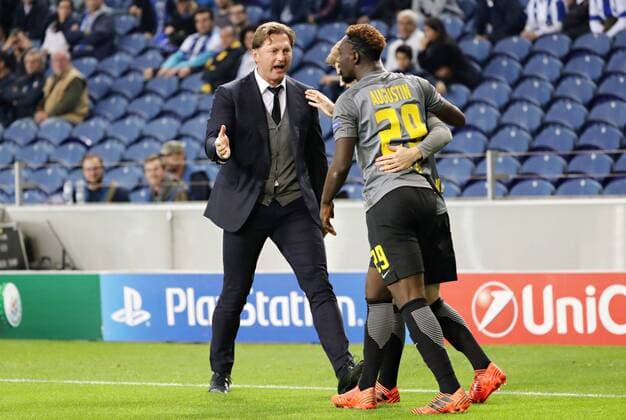 FC Porto - RB Leipzig Fussball Champions League Porto, 01.11.2017, Estadio do Dragao, Fussball, UEFA Champions League, Gruppe G, 4. Spieltag. FC Porto vs. RB Leipzig , Im Bild v.l.: Trainer Ralph Hasenhüttl Hasenhuetti, Jean-Kevin Augustin und Torschütze Timo Werner (hi., alle RB Leipzig). Torjubel nach dem 1:1 Ausgleich durch Timo Werner. ,
