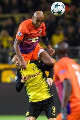 GER, UEFA CL, Borussia Dortmund (GER) vsÊApoel FC (CYP) 01.11.2017, Signal Iduna Park, Dortmund, Group stage, Gruppe H, GER, UEFA CL, Borussia Dortmund (GER) vsÊApoel FC (CYP), im Bild Zweikampf zwischen Andrey Yarmolenko ( 9 Dortmund) und Carlao ( 50 Apoel) Kopfball