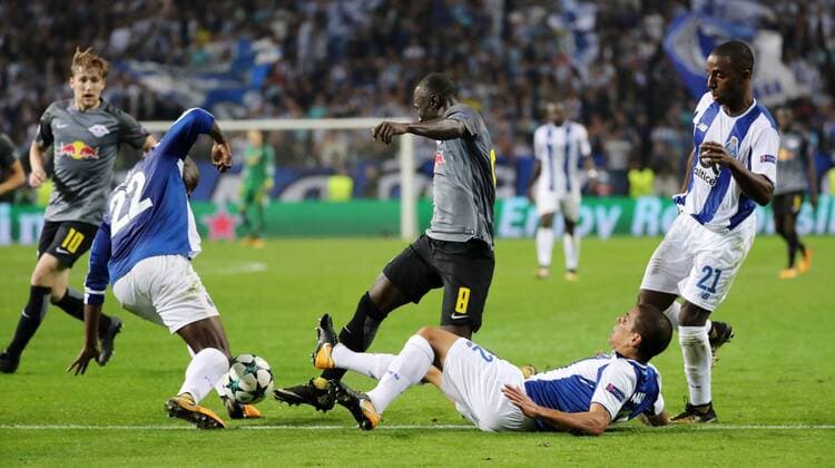 FC Porto - RB Leipzig Fussball Champions League Porto, 01.11.2017, Estadio do Dragao, Fussball, UEFA Champions League, Gruppe G, 4. Spieltag. , FC Porto vs. RB Leipzig 3:1 (1:0) , Im Bild v.l.: Emil Forsberg (10, Leipzig), Danilo Pereira (22, Porto), Naby Keita (8, Leipzig), Maxi Pereira (2, Porto) und Ricardo Pereira (21, Porto). ,