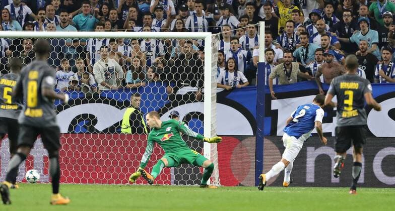 Bilder des Tages - SPORT FC Porto - RB Leipzig Fussball Champions League Porto, 01.11.2017, Estadio do Dragao, Fussball, UEFA Champions League, Gruppe G, 4. Spieltag. , FC Porto vs. RB Leipzig 3:1 (1:0) , Im Bild: Tor für Porto. Maxi Pereira (2, Porto, 2.v.r.) trifft gegen Torwart Peter Gulacsi (32, Leipzig) zum 3:1. ,
