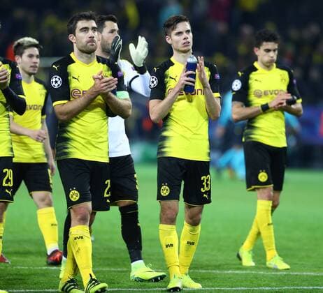 Mittwoch 01.11.2017, Saison 2017 2018, UEFA Champions League, 4. Spieltag im Dortmunder Signal Iduna Park, BVB 09 Borussia Dortmund - Apoel Nikosia, Enttäuschung bei den Dortmunder Spielern nach Abpfiff: Raphael Guerreiro (BVB), Sokratis Papastathopoulos (BVB), Roman Bürki (Torwart, BVB), Julian Weigl (BVB) und Marc Bartra Aregall (BVB), v.l.