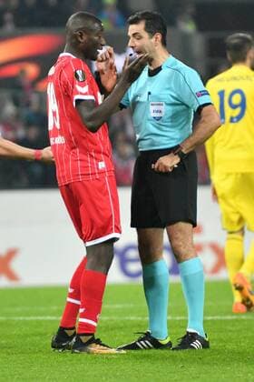 GER, 1. FC Köln (GER) vs. BATE Borisov (BLR) 02.11.2017, RheinEnergieSTADION, Köln, Europa Leaque, Gruppenphase, 4. Spieltag, GER, 1. FC Köln (GER) vs. BATE Borisov (BLR) im Bild: Diskussion mit dem Schiedsrichter Aleksandar Stavrev MKD Schiedsrichter, referee (SR) Sehrou Guirassy ( 19, 1.FC Koeln),