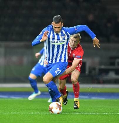 Davie Selke (Hertha BSC), am Ball, hinten Dmytro Grechyshkin (Luhansk) Hertha BSC Berlin - Sorja Luhansk Europa League, Gruppenphase, 1. Spieltag, Fußball, Fussball, soccer, Herren, Männer, Maenner, Deutschland, Germany Berlin, 2.11.2017, Olympiastadion