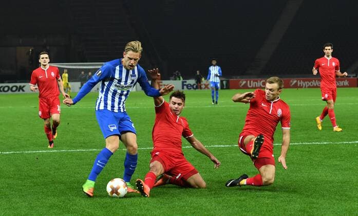 Fussball, Herren, Saison 2017 2018, UEFA Europa League (Gruppe J, 4. Spieltag), Hertha BSC - Sorja Luhansk, v. l. Arne Maier (Hertha BSC), Artem Sukhotskiy (Sorja Luhansk), Dmytro Grechyshkin (Sorja Luhansk), 02.11. 2017, Copyright: xMatthiasxKochx