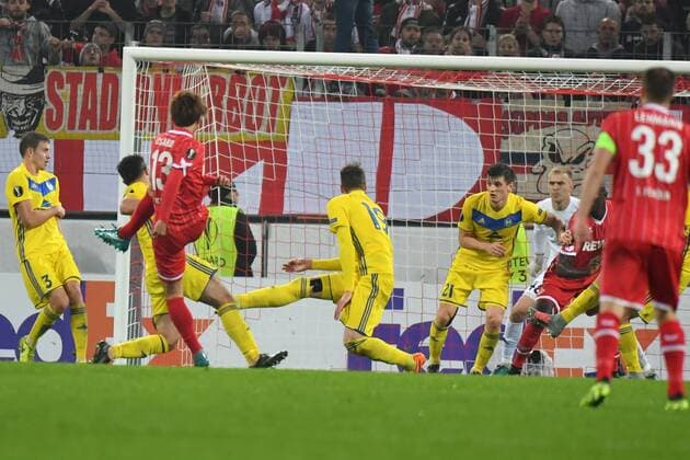 GER, 1. FC Köln (GER) vs. BATE Borisov (BLR) 02.11.2017, RheinEnergieSTADION, Köln, Europa Leaque, Gruppenphase, 4. Spieltag, GER, 1. FC Köln (GER) vs. BATE Borisov (BLR) im Bild: 2:2 durch Yuya Osako ( 13, 1.FC Koeln), Nemanja Milunovic ( 19, Bate Borisov), und Denis Shcherbitski Torhueter ( 48, Bate Borisov), haben keine Chance