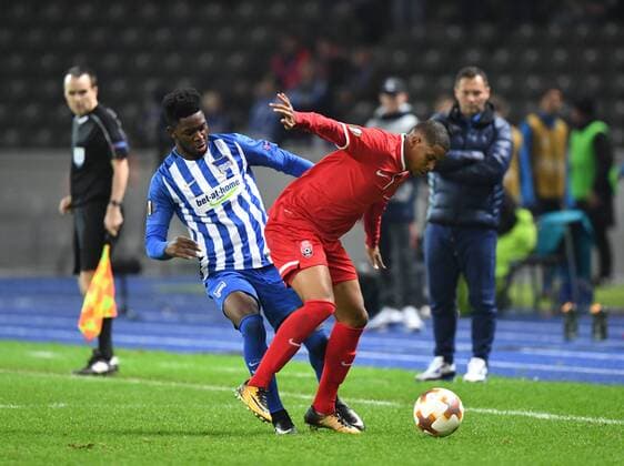 Fussball, Herren, Saison 2017 2018, UEFA Europa League (Gruppe J, 4. Spieltag), Hertha BSC - Sorja Luhansk, v. l. Jordan Torunarigha (Hertha BSC), Iury (Sorja Luhansk), Trainer Pal Dardai (Hertha BSC), 02.11. 2017, Copyright: xMatthiasxKochx