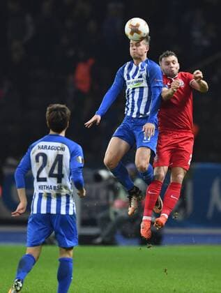 Fussball, Herren, Saison 2017 2018, UEFA Europa League (Gruppe J, 4. Spieltag), Hertha BSC - Sorja Luhansk, v. l. Genki Haraguchi (Hertha BSC), Maximilian Mittelstädt (Hertha), Oleksandr Karavaev (Sorja Luhansk), 02.11. 2017, Copyright: xMatthiasxKochx