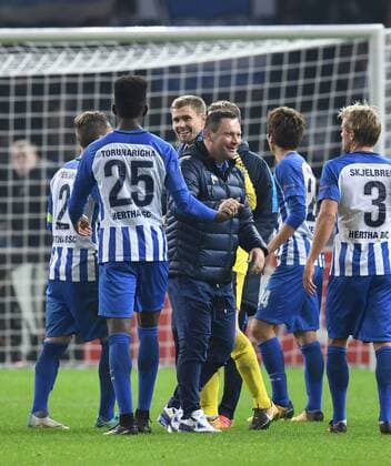 Fussball, Herren, Saison 2017 2018, UEFA Europa League (Gruppe J, 4. Spieltag), Hertha BSC - Sorja Luhansk, v. l. Peter Pekarik (Hertha BSC), Jordan Torunarigha (Hertha BSC), Torwart Thomas Kraft (Hertha BSC), Trainer Pal Dardai (Hertha BSC), Genki Haraguchi (Hertha BSC), Per Ciljan Skjelbred (Hertha BSC), Jubel nach dem Abpfiff, 02.11. 2017, Copyright: xMatthiasxKochx
