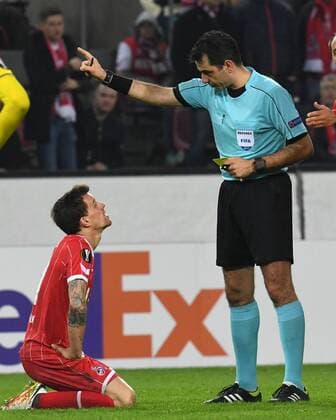 Bilder des Tages - SPORT Fussball, Herren, UEFA Europa pokal , Saison 2017 2018, FC Koeln vs FC BATE Borisov , 02.11.2017, Rheinenergiestadion, Köln, Simon Zoller, FC Koeln, Aleksandar Stavrev, Schiedsrichter, ,