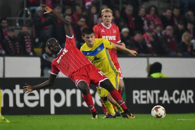 GER, 1. FC Köln (GER) vs. BATE Borisov (BLR) 02.11.2017, RheinEnergieSTADION, Köln, Europa Leaque, Gruppenphase, 4. Spieltag, GER, 1. FC Köln (GER) vs. BATE Borisov (BLR) im Bild: Sehrou Guirassy ( 19, 1.FC Koeln), wird von Stanislav Dragun ( 21, Bate Borisov), gefoult