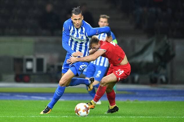 Davie Selke (Hertha BSC), am Ball, rechts Dmytro Grechyshkin (Luhansk), Hertha BSC Berlin - Sorja Luhansk Europa League, Gruppenphase, 1. Spieltag, Fußball, Fussball, soccer, Herren, Männer, Maenner, Deutschland, Germany Berlin, 2.11.2017, Olympiastadion