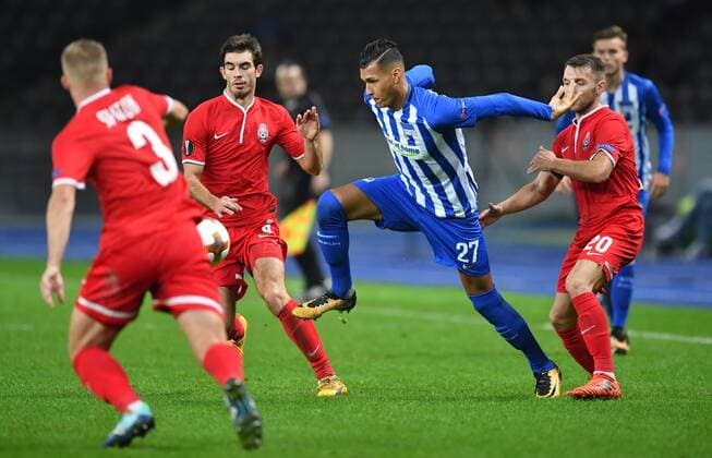 Davie Selke (Hertha BSC), am Ball, vorne Oleksandr Svatov (Luhansk), rechts Oleksandr Karavaev (Luhansk), Hertha BSC Berlin - Sorja Luhansk Europa League, Gruppenphase, 1. Spieltag, Fußball, Fussball, soccer, Herren, Männer, Maenner, Deutschland, Germany Berlin, 2.11.2017, Olympiastadion