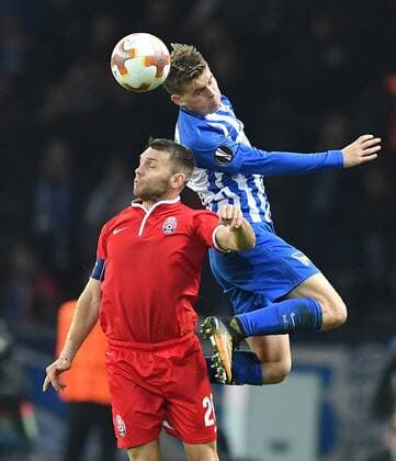 Peter Pekarik (Hertha BSC), und Oleksandr Karavaev (Luhansk) beim Kopfballduell Hertha BSC Berlin - Sorja Luhansk Europa League, Gruppenphase, 1. Spieltag, Fußball, Fussball, soccer, Herren, Männer, Maenner, Deutschland, Germany Berlin, 2.11.2017, Olympiastadion