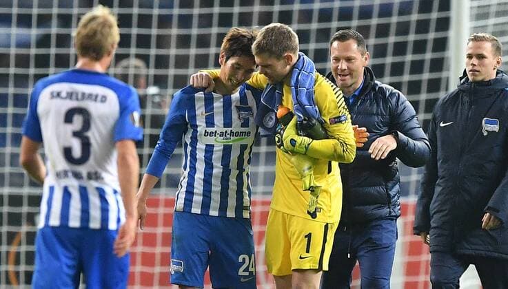 Thomas Kraft (Torwart Hertha BSC), und Genki Haraguchi (Hertha BSC), jubeln nach dem Spiel, hinten Pal Dardai (Trainer Hertha BSC), vorne Per Skjelbred (Hertha BSC), Hertha BSC Berlin - Sorja Luhansk Europa League, Gruppenphase, 1. Spieltag, Fußball, Fussball, soccer, Herren, Männer, Maenner, Deutschland, Germany Berlin, 2.11.2017, Olympiastadion