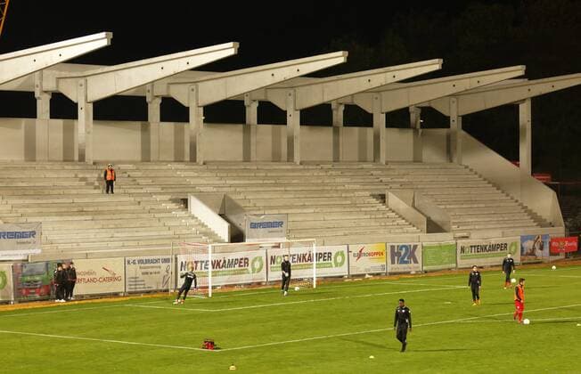 Fußball, Stadiongeschichte Rot-Weiß Oberhausen Baustelle Stadion Niederrhein, Neubau einer Tribuene, Rohbau, Regionalliga West, 2017 2018, RW Oberhausen vs FC Wegberg-Beeck 1920 1:1 Fussball, Regionalliga West, 2017 2018, Rot-Weiss Oberhausen vs FC Wegberg-Beeck 1920 1:1, Stadion Niederrhein in Oberhausen, Baustelle, Neubau einer Tribuene, Rohbau, sports, football, Regional League West, 2017 2018, Rot Weiss Oberhausen vs FC Wegberg-Beeck 1920 1:1, Stadium Niederrhein site in Oberhausen, new building of a stands, brick shell
