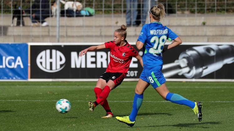 v.li.: Giulia Gwinn (Freiburg, 7) erzielt das Tor zum 1:0, Treffer, Torerfolg, Action, Aktion, Lena Goeßling (Lena Goessling, Wolfsburg, 28) kann nicht eingreifen, Fussball, Allianz Frauen-Bundesliga, SC Freiburg - VfL Wolfsburg,