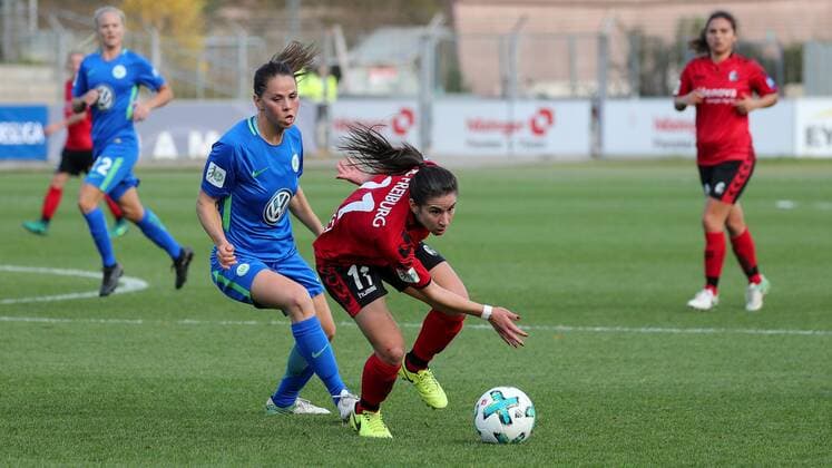 v.li.: Sara Björk Gunnarsdottir (Sara Bjoerk Gunnarsdottir, Wolfsburg, 7), Hasret Kayikci (Freiburg, 11), Aktion, Action, Spielszene, Fussball, Allianz Frauen-Bundesliga, SC Freiburg - VfL Wolfsburg,
