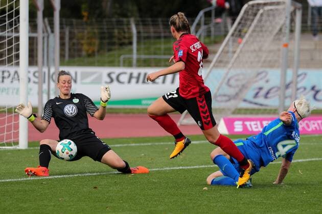 v.li.: Almuth Schult (Torwart, Wolfsburg, 1) hält einen Torschuss von Klara Bühl (Klara Buehl, Freiburg, 21), Nilla Fischer (Wolfsburg, 4), pariert den Ball, Parade, Glanzparade, hält den Ball, Action, Aktion, Torchance, Fussball, Allianz Frauen-Bundesliga, SC Freiburg - VfL Wolfsburg,
