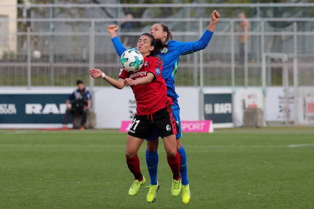 v.li.: Hasret Kayikci (Freiburg, 11), Babett Peter (Wolfsburg, 8), Zweikampf, Duell, duel, tackle, tackling, Dynamik, Action, Aktion, Fussball, Allianz Frauen-Bundesliga, SC Freiburg - VfL Wolfsburg,
