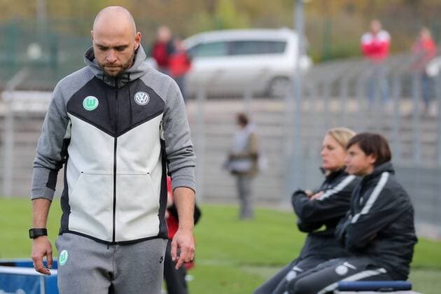 Stephan Lerch (Trainer, Cheftrainer, VfL Wolfsburg), Einzelbild, Aktion, Action, enttäuscht schauend, Enttäuschung, Frustration, disappointed, pessimistisch, Fussball, Allianz Frauen-Bundesliga, SC Freiburg - VfL Wolfsburg,