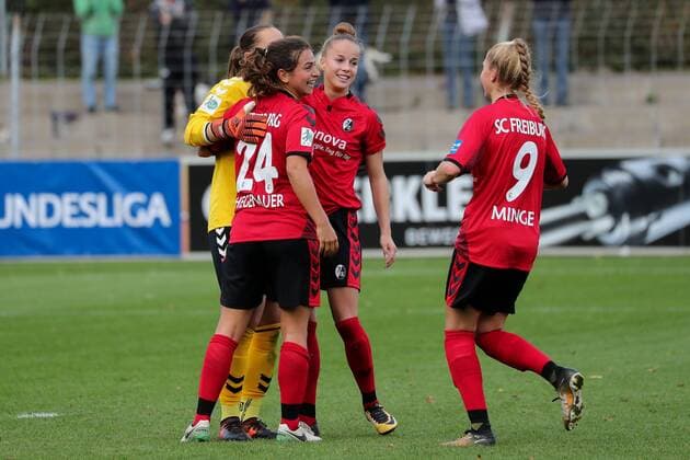 Spielerinnen vom SC Freiburg Jubel nach dem Schlusspfiff, Sieg, Sieger, Gewinner, jubelt, jubeln, Freude, optimistisch, Action, Aktion, Fussball, Allianz Frauen-Bundesliga, SC Freiburg - VfL Wolfsburg,