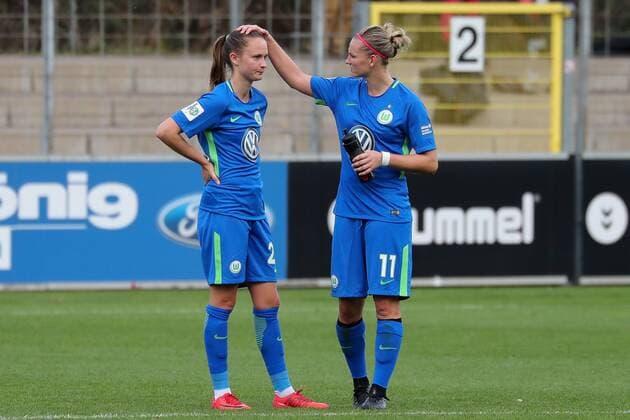 v.li.: Caroline Graham Hansen (Wolfsburg, 26) muss von Alexandra Popp (Alex Popp, Wolfsburg, 11) getröstet werden, enttäuscht über die Niederlage, Enttäuschung nach dem Schlusspfiff, Verlierer, verloren, Frustration, disappointed, pessimistisch, Fussball, Allianz Frauen-Bundesliga, SC Freiburg - VfL Wolfsburg,