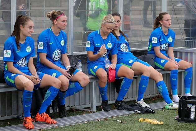 v.li.: Tessa Wullaert (Wolfsburg, 10), Alexandra Popp (Alex Popp, Wolfsburg, 11), Pernille Harder (Wolfsburg, 22), Sara Björk Gunnarsdottir (Sara Bjoerk Gunnarsdottir, Wolfsburg, 7), Caroline Graham Hansen (Wolfsburg, 26), enttäuscht über die Niederlage, Enttäuschung nach dem Schlusspfiff, Verlierer, verloren, Frustration, disappointed, pessimistisch, Fussball, Allianz Frauen-Bundesliga, SC Freiburg - VfL Wolfsburg,
