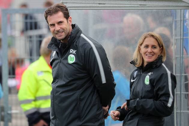 v.li.: Ralf Kellermann (Sportlicher Leiter, VfL Wolfsburg), Britta Carlson (Co-Trainerin, VfL Wolfsburg), Freude, freundlich, fröhlich, strahlend, optimistisch, Fussball, Allianz Frauen-Bundesliga, SC Freiburg - VfL Wolfsburg,