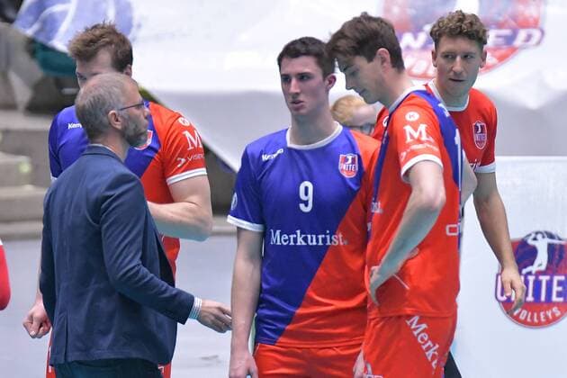 04.11.2017, xtkx, Volleyball Herren, United Volleys Frankfurt - TSV Herrsching, emspor, v.l. Adrian aciobantei (United Volleys), Tim Peter (Herrsching) , Michael Warm (United Volleys) , Georg Escher (United Volleys) , Tobias Krick (United Volleys) , Frankfurt