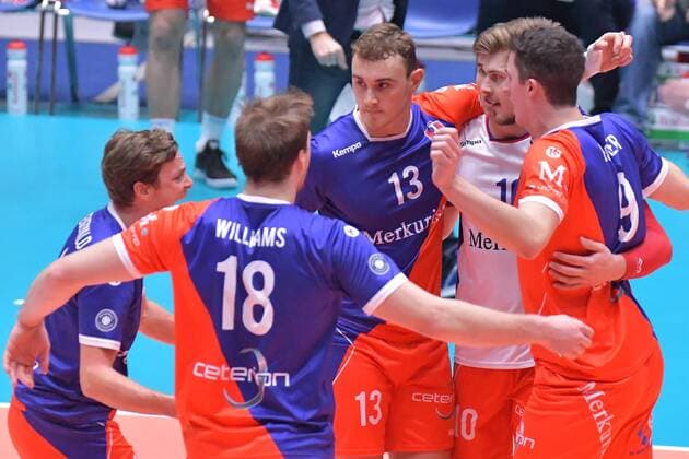04.11.2017, xtkx, Volleyball Herren, United Volleys Frankfurt - TSV Herrsching, emspor, v.l. Patrick Steuerwald (United Volleys) , Lincoln Williams (United Volleys) , Moritz Karlitzek (United Volleys) , Julian Zenger (United Volleys) , Georg Escher (United Volleys) , Frankfurt