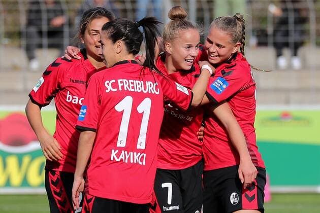 v.li.: Anja Maike Hegenauer (Freiburg, 24), Hasret Kayikci (Freiburg, 11), Torschützin Giulia Gwinn (Freiburg, 7), Klara Bühl (Klara Buehl, Freiburg, 21), jubeln über das Tor zum 1:0, Jubel, Torjubel, Torerfolg, celebrate the goal, goal, celebration, Jubel ueber das Tor, optimistisch, Action, Aktion, Fussball, Allianz Frauen-Bundesliga, SC Freiburg - VfL Wolfsburg,