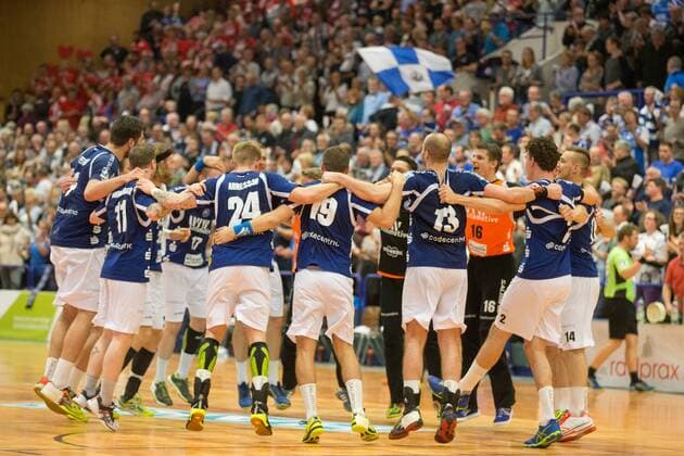Die Mannschaft des Bergischer HC feiert den 29:18 Sieg über die HSG Nordhorn-Lingen mit Maximilian Leon Bettin ( 2, Bergischer HC), Bogdan Andrei Criciotoiu ( 90, Bergischer HC), Maciej Majdzinski ( 14, Bergischer HC) und Fabian Gutbrod ( 22, Bergischer HC), Max Darj ( 5, Bergischer HC), Tomas Babak ( 19, Bergischer HC), Arnor Thor Gunnarsson ( 11, Bergischer HC), Kristian Nippes ( 13, Bergischer HC) und anderen Bergischer HC vs. HSG Nordhorn-Lingen, Handball, 2. Bundesliga, 04.11.17 Solingen NRW Deutschland Klingenhalle