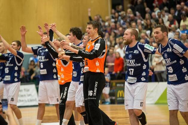 Die Mannschaft des Bergischer HC um Leos Petrovsky ( 6, Bergischer HC), Emil Olbertz ( 12, TW, Bergischer HC), Maximilian Leon Bettin ( 2, Bergischer HC), Linus Arnesson ( 24, Bergischer HC), Christopher Rudeck ( 16, TW, Bergischer HC), Jan Artmann ( 17, Bergischer HC) und Tomas Babak ( 19, Bergischer HC) feiert den 29:18 Sieg über die HSG Nordhorn-Lingen mit den Zuschauern Bergischer HC vs. HSG Nordhorn-Lingen, Handball, 2. Bundesliga, 04.11.17 Solingen NRW Deutschland Klingenhalle