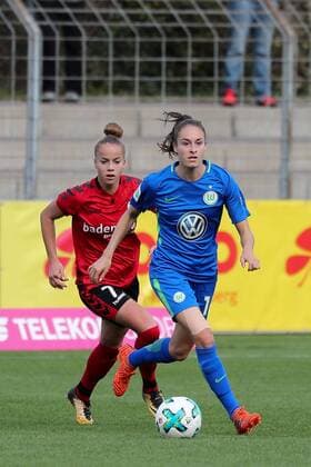 v.li.: Giulia Gwinn (Freiburg, 7), Tessa Wullaert (Wolfsburg, 10), Aktion, Action, Spielszene, Fussball, Allianz Frauen-Bundesliga, SC Freiburg - VfL Wolfsburg,